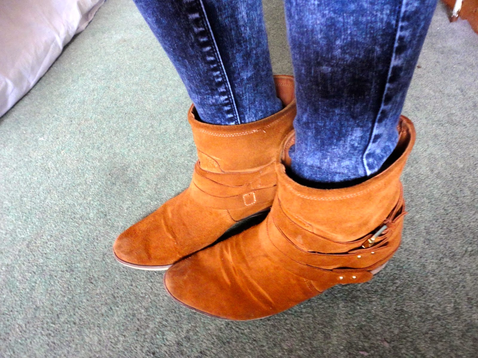 brown ankle boots with blue acid wash jeans