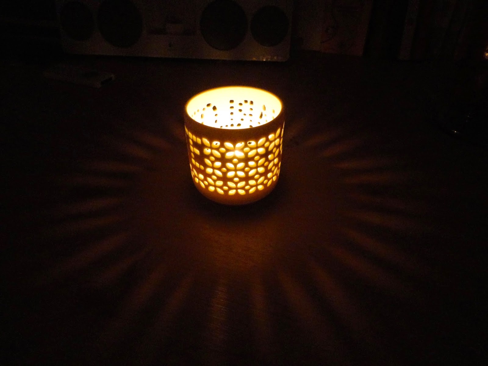 Tea light in white patterned ceramic candle holder