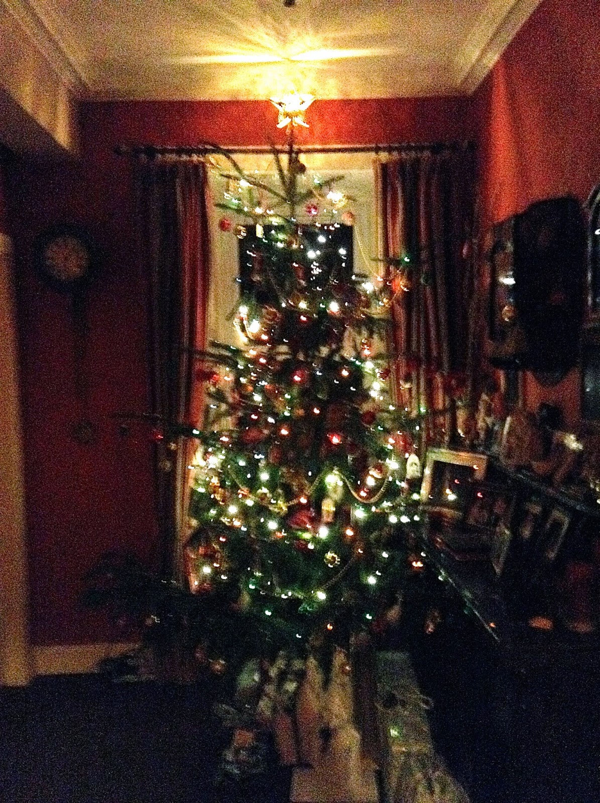 Christmas tree with lights, star & presents