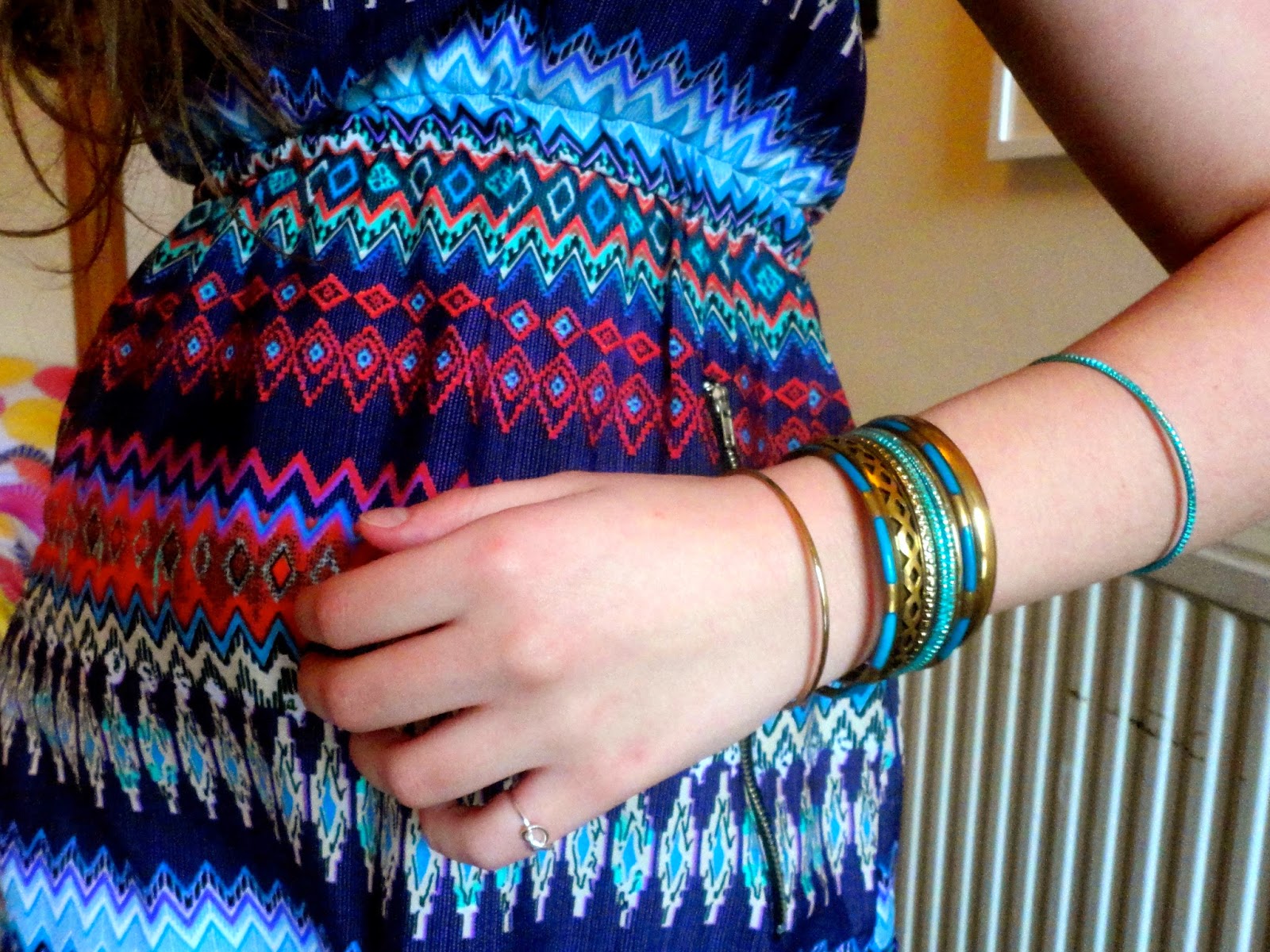 Tropical | outfit jewellery details of blue and gold bangles