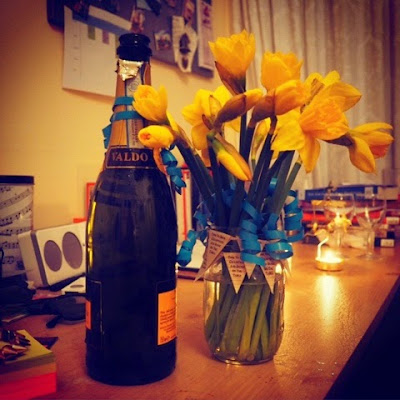 Prosecco and daffodil bouquet birthday gifts