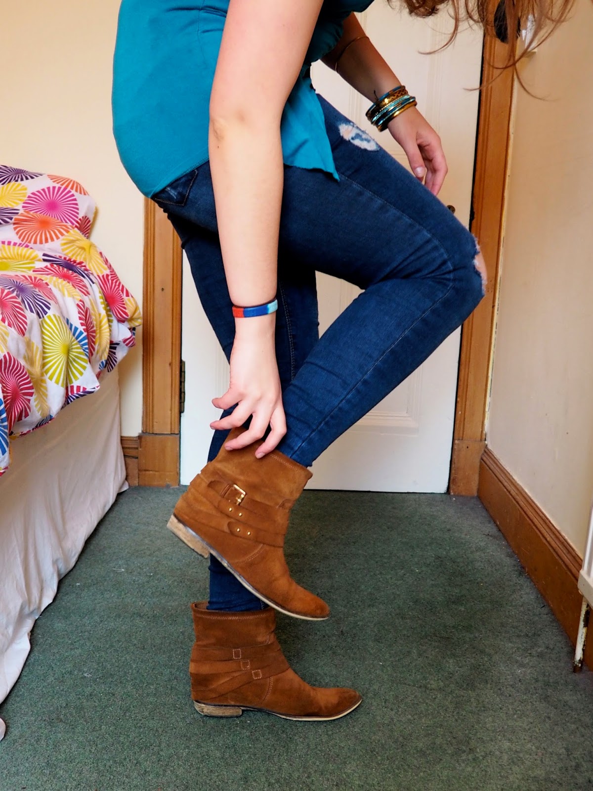 Blue Jeans outfit details | brown suede ankle boots with ripped skinny jeans
