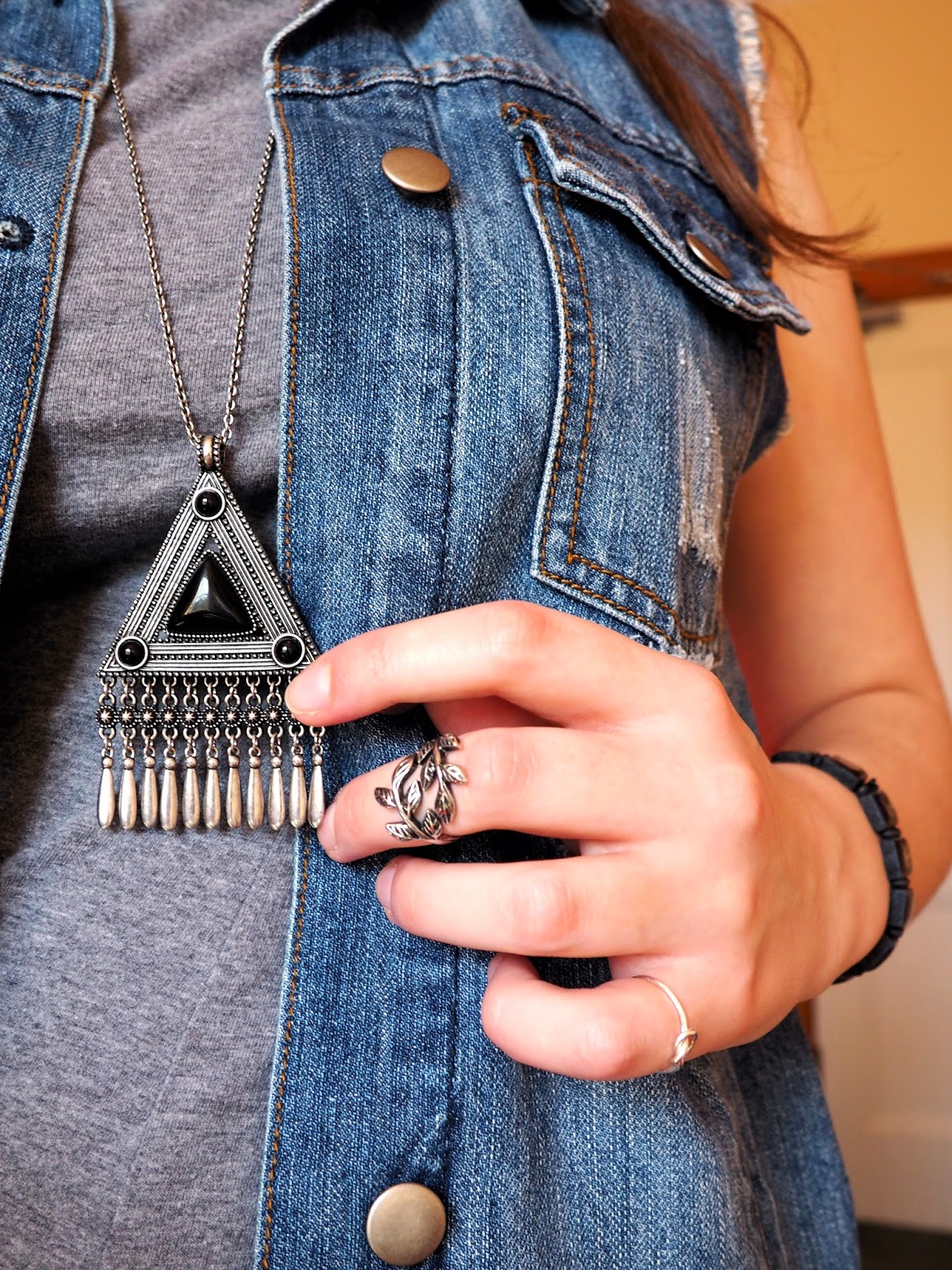 Distressed Denim outfit jewellery details | black and silver triangle pendant necklace, silver leaf midi ring, silver knot ring