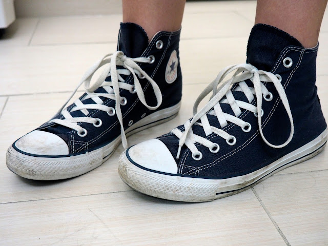 Cut Away - outfit details of dark blue high top Converse sneakers