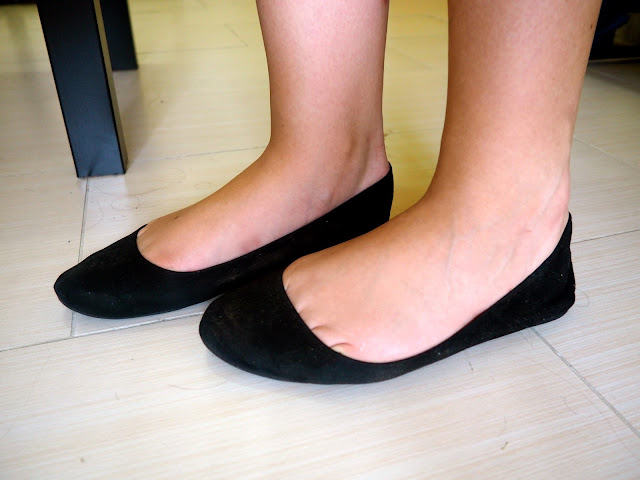 Simple Stripes - outfit shoe details of plain black flats