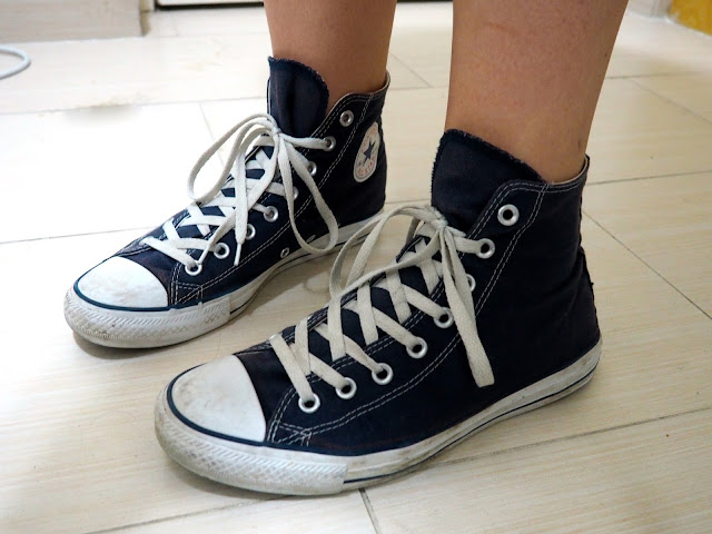 Tartan Takeover | outfit shoe details of dark blue high top Converse sneakers