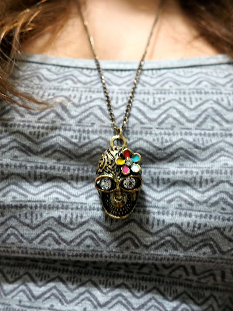 Perks of Pockets | outfit jewellery details of gold sugar skull pendant necklace
