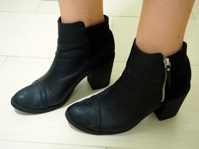 Something Wicked | outfit shoe details of black ankle bootie high heels