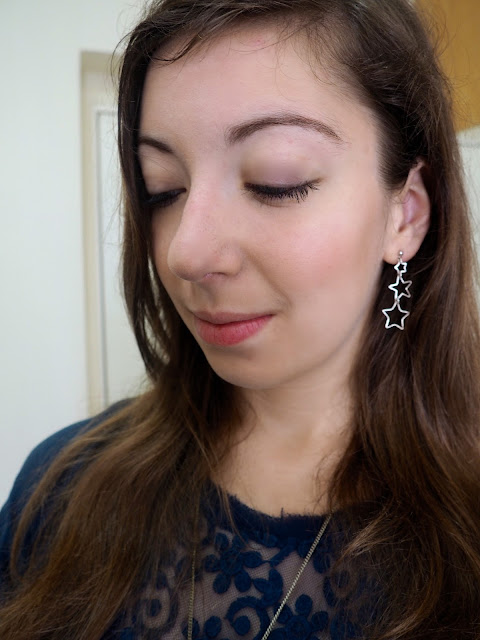 True Blue | outfit jewellery details of dangly triple silver star earrings
