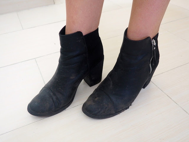 Living On The Edge | outfit shoe details of high heel black ankle boots