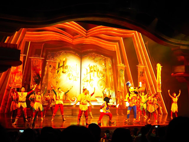 Final scene in Mickey and the Wondrous Book stage show | Disneyland Hong Kong