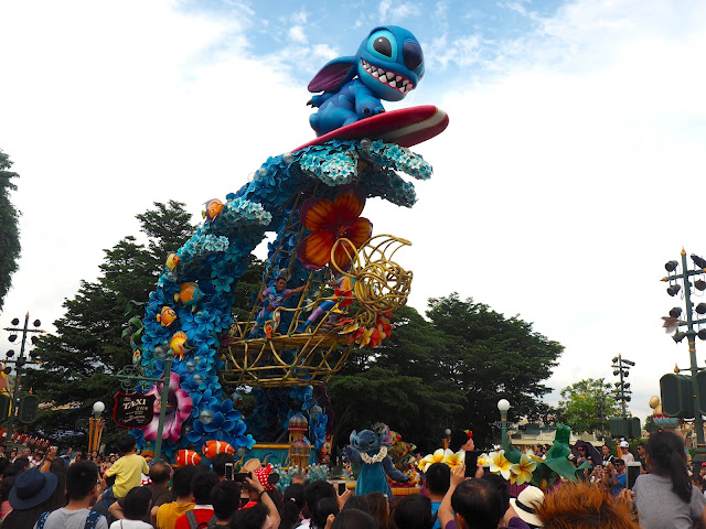 Lilo & Stitch float in the Flights of Fantasy parade | Disneyland Hong Kong