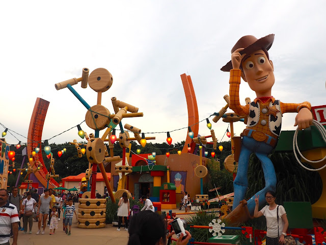 Woody at the entrance of Toy Story Land | Disneyland Hong Kong