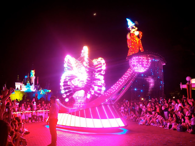 Sorcerer Mickey Mouse float in the Paint the Night parade | Disneyland Hong Kong