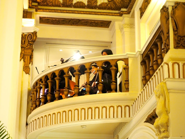 Balcony with live musicians at The Lobby, The Peninsula, Hong Kong