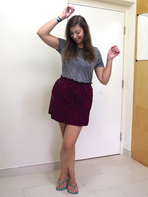 Hit Shuffle | outfit of grey and purple pattern print top, burgundy high waisted short skirt and turquoise flip flops