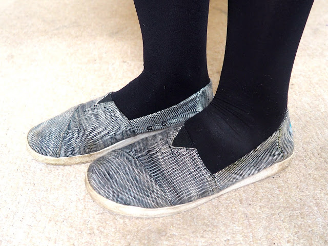Outfit 'But First Coffee' - shoe details of grey Toms with black tights