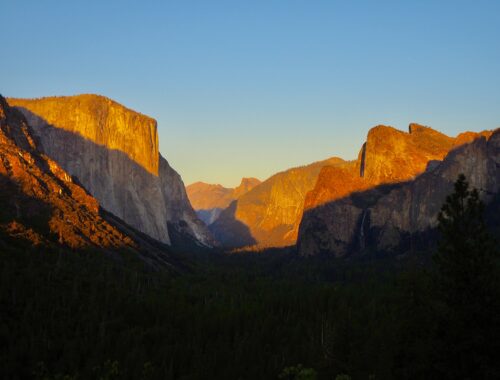 4 Days in Yosemite National Park - feature photo - view of Yosemite Valley at sunset from Tunnel View